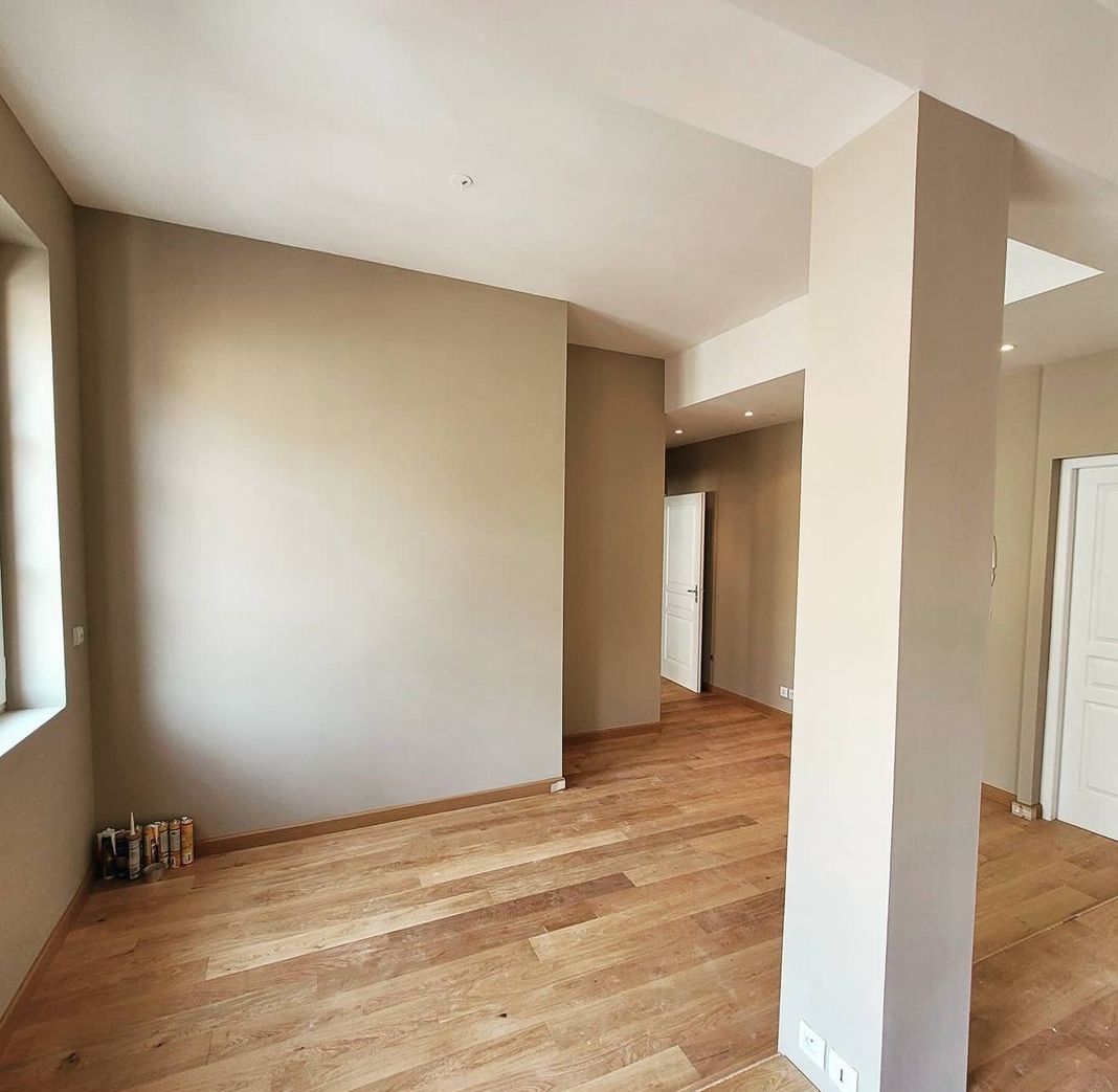 Pièce de vie peinte en taupe par Resineko à Toulouse